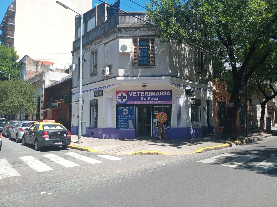 Vista de la calle Bacacay en Floresta con la veterinaria en la esquina