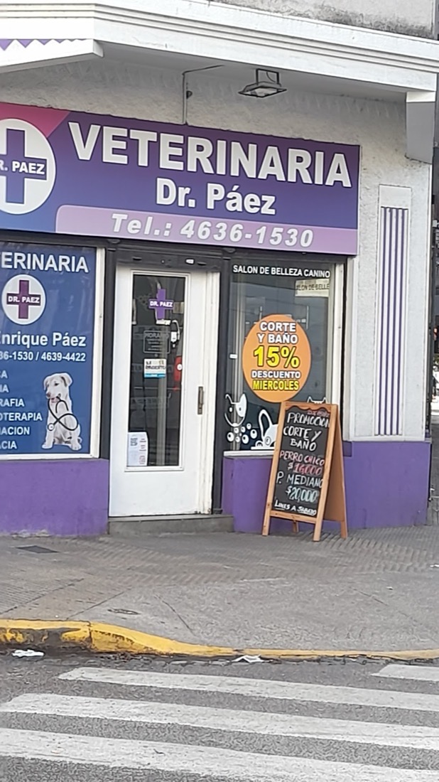 Frente del local de la Veterinaria Dr. Páez con su cartel violeta