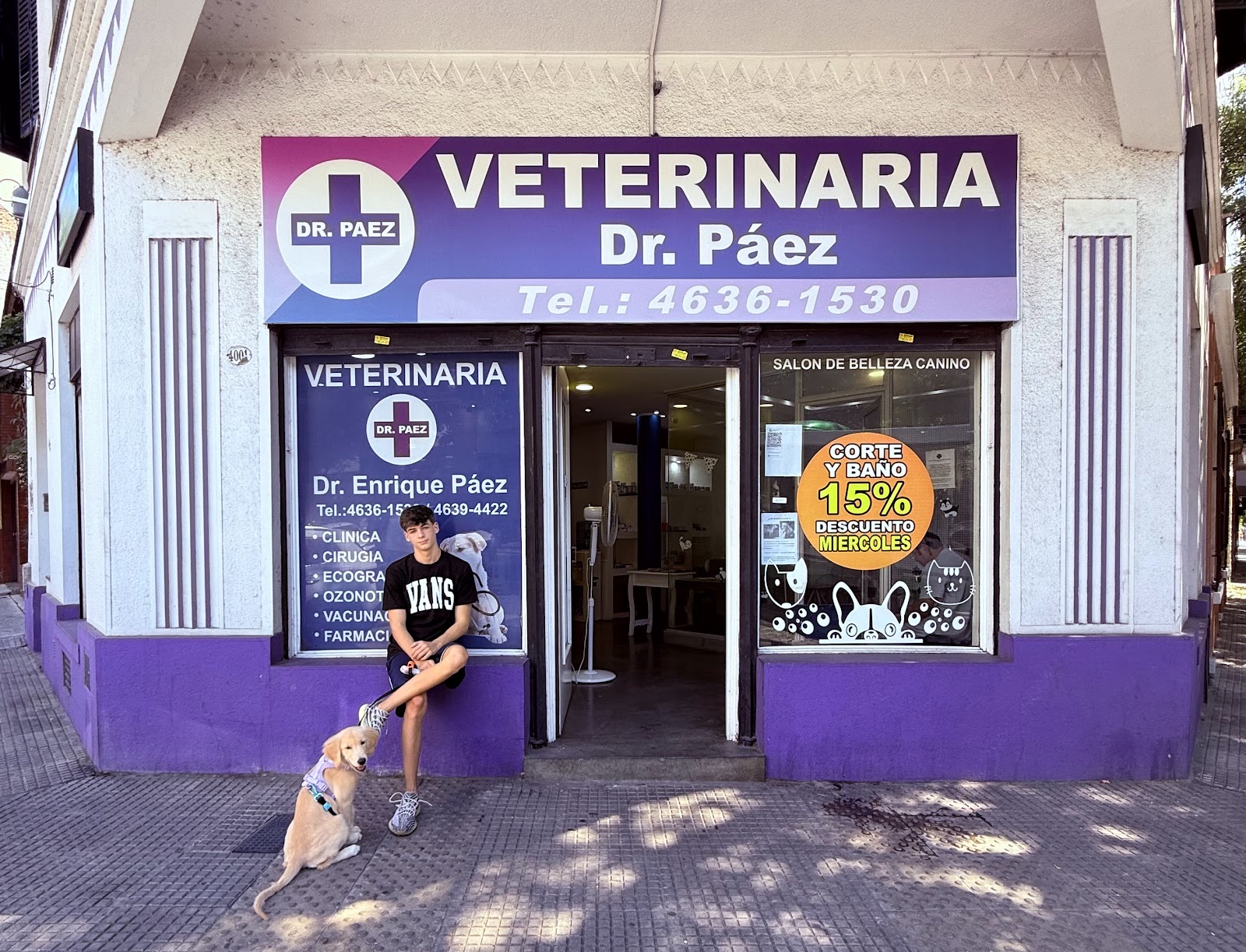 Fachada violeta de la Veterinaria Dr. Páez en la esquina de Bacacay y Mercedes, Floresta